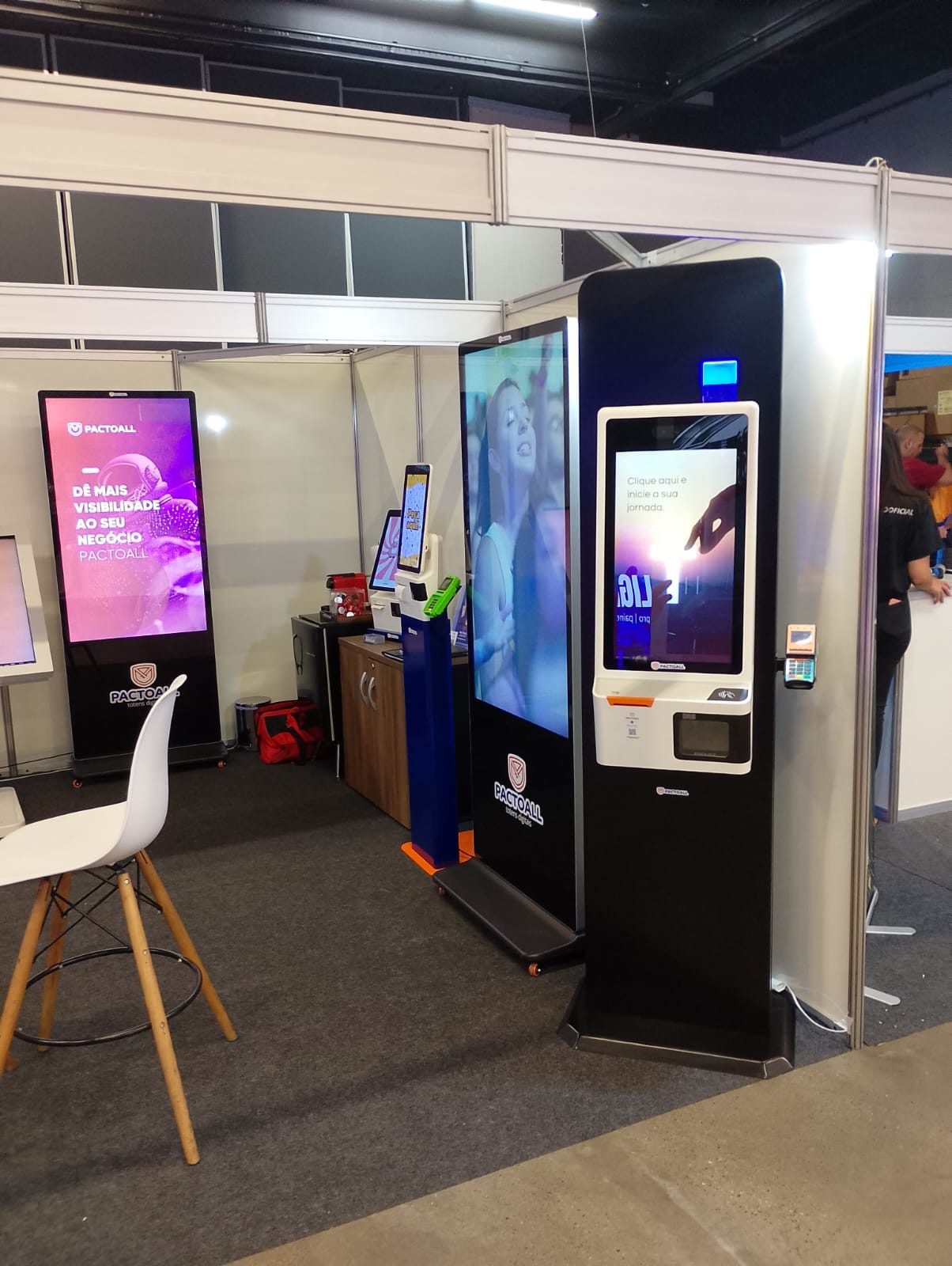 Stand PactoAll com totens em feira