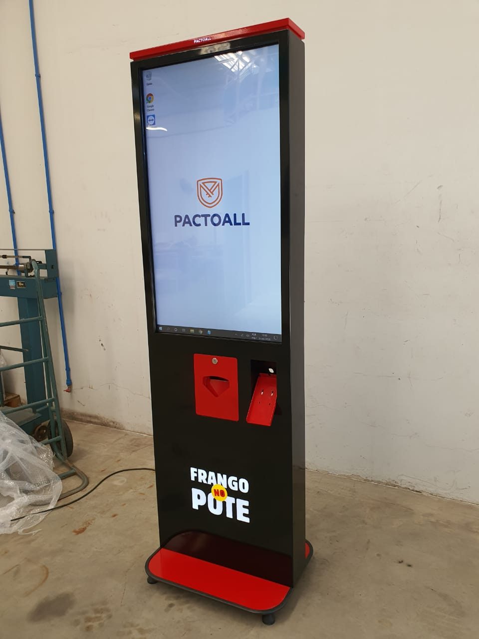 Totem em produção na fábrica